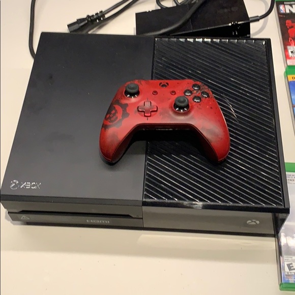 Xbox, controller and games - Picture 1 of 3